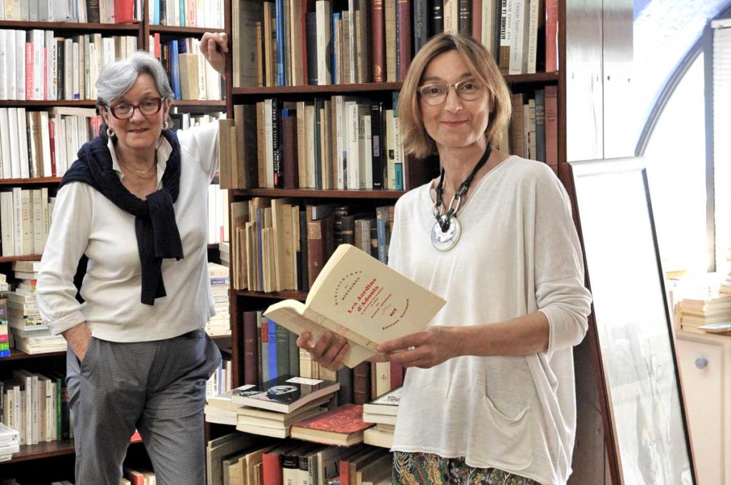 Catherine et Caroline Gil dans les rayons de la librairie GIL