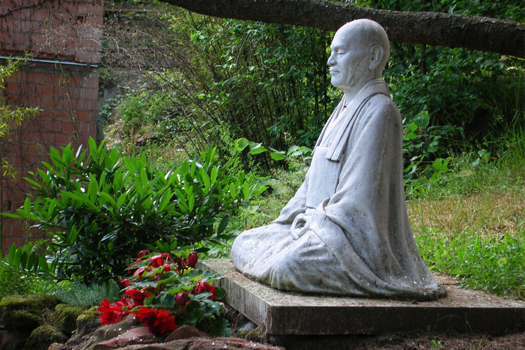 Taisen Deshimaru en zazen. Maître bouddhiste zen japonais de l'école Sōtō, il fut l'un des principaux passeurs du bouddhisme zen en Europe.