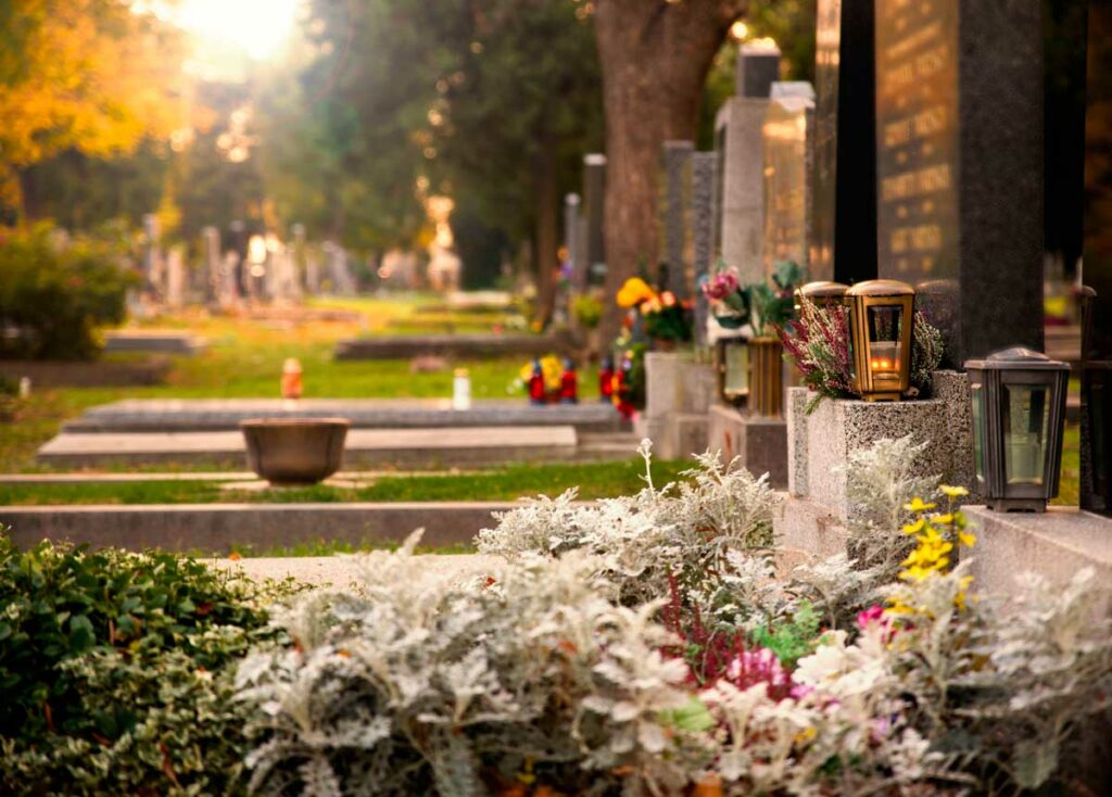 Toussaint, la fête de tous les saints : entre foi, mémoire et héritages 4 Cimetière à Toussaint